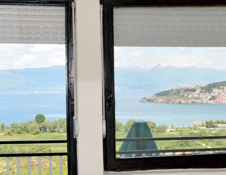 19 air window view airbnb2 naslovna-